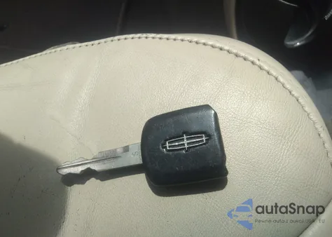 2003 Lincoln Town Car Cartier z USA, uszkodzony, nr VIN 1LNHM83W33Y631168